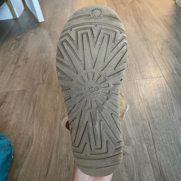 Chestnut Bailey Button Uggs - Picture 7 of 7